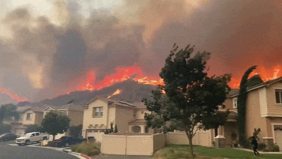 Массовая эвакуация проводится в Калифорнии из-за пожаров. Полмиллиона калифорнийцев остались без света