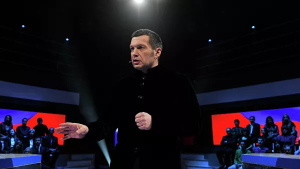 Украинские политологи подрались в студии программы "Вечер с Владимиром Соловьевым" (Видео)