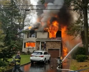 Момент падения самолета на дома в США попал на видео