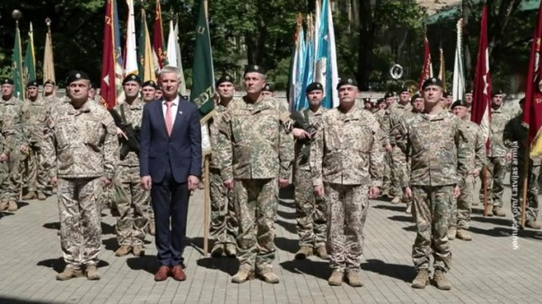 Перебор с нацизмом: в Латвии требуют отставки министра обороны за странные речи