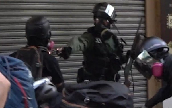 В Гонконге полицейские применили огнестрельное оружие против протестующих, задержаны более 180 участников уличных беспорядков