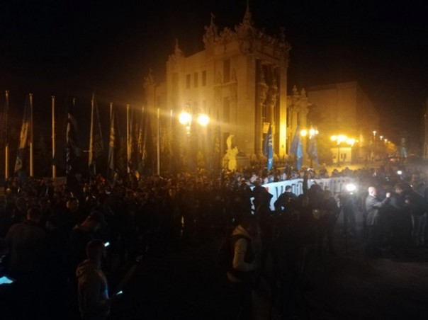 К Офису президента стянули силовиков | На Майдан Незалежности прибывают протестующие | Билецкий объявил новый майдан