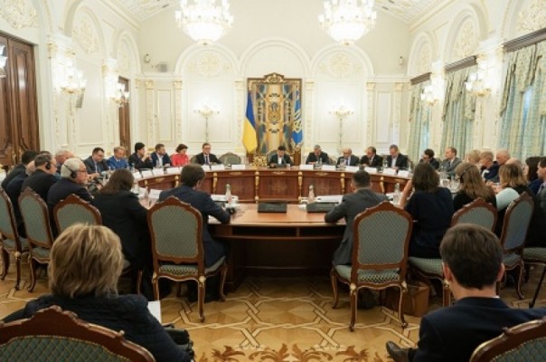 Зеленский поручил разработать переходное правосудие для преодоления последствий боевых действий в Донбассе