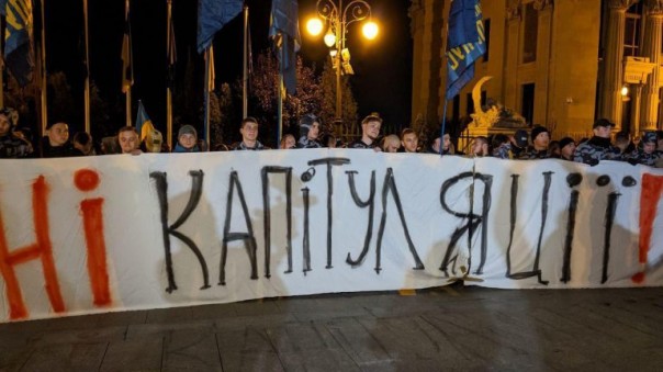 Запад начал гасить протесты в Киеве