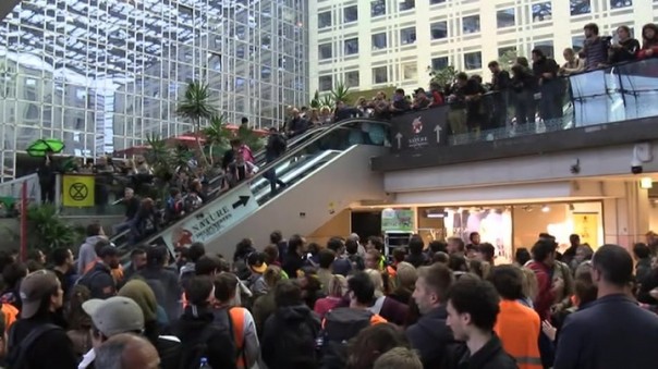 В Париже "жилеты" и "экологи" захватили ТЦ