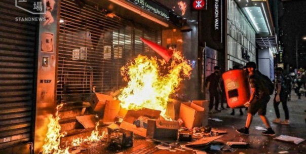 В Гонконге продолжается месиво. Люди со светлыми лицами жгут станции метро, банки, магазины, такси. Среди задержанных есть укроскакуны