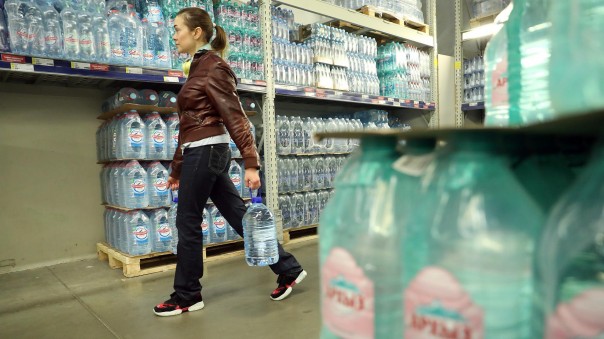 Стоп, кран: россиян предупредили о перебоях с поставками импортной воды