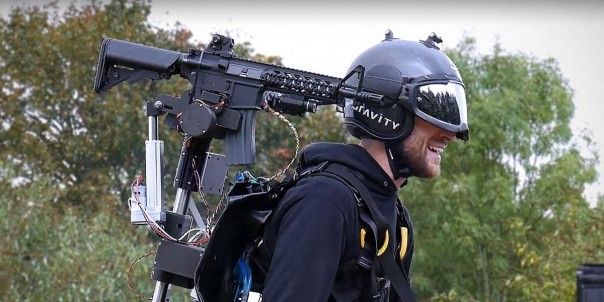 Британцы сделали летающий костюм с орудийной установкой