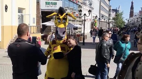 Неизвестный в одежде жирафа подрался с человеком в Казани