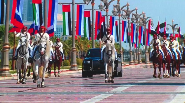 Путина в Абу-Даби встретили конный эскорт и семь истребителей