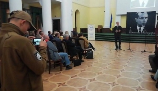 С шевронами дивизии СС в Киевской горадминистрации провели вечер памяти Бандеры