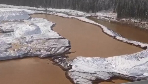 Район прорыва дамбы в Красноярском крае сняли с воздуха. Видео | Ростехнадзор прокомментировал прорыв дамбы, унесший не менее 15 жизней