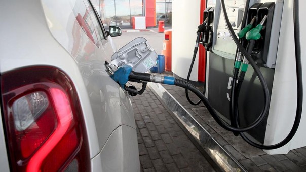 После нагоняя Зеленского АЗС опустили цены на бензин на 50-80 коп за литр