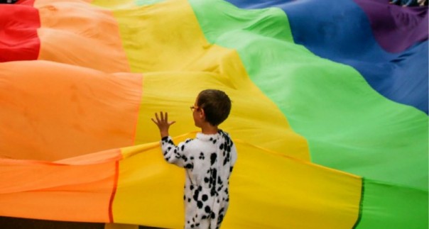 Шок: мать решила сделать дочь из 7-летнего сына