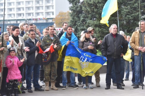 В рейтинге доверия украинцев Зеленского подвинули сволонтёры и херои АТЫ