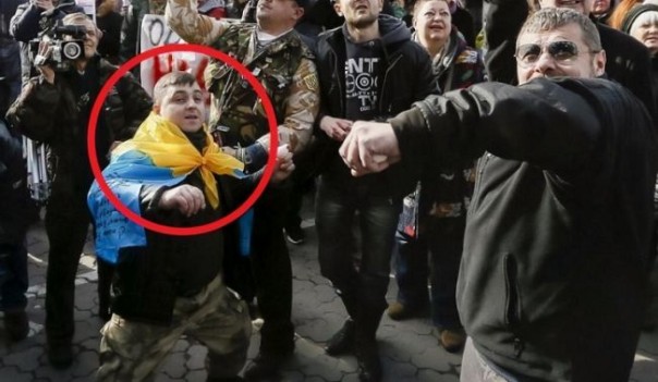 В России суд заочно арестовал украинца за нападение на посольство в Киеве