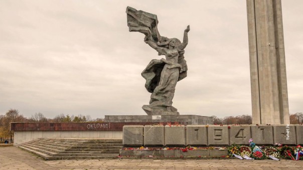 Под песню "Катюша" молодые жители Риги очистили оскверненный памятник советским воинам.