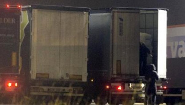 Во Франции нашли фуру-рефрижератор с замерзшими детьми и взрослыми