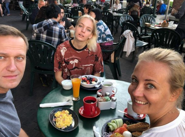 Навальнята плачут и боятся: обыски в шарашках Навального