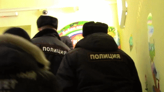 СКР показал видео следственного эксперимента с убийцей малыша в детсаду