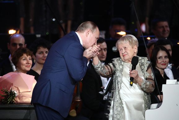 Путин поздравил Пахмутову с юбилеем и наградил её орденом Андрея Первозванного