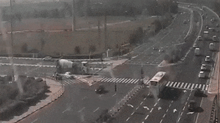 Палестинские радикалы выпустили по Израилю 50 ракет: Одна из ракет накрыла автостраду. Видео