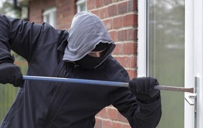 На Харьковщине воры вынесли арсенал оружия из магазина