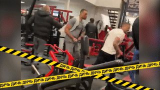 Очевидцы сняли жуткую драку в фитнес-клубе, где парни били друг друга спортивными снарядами