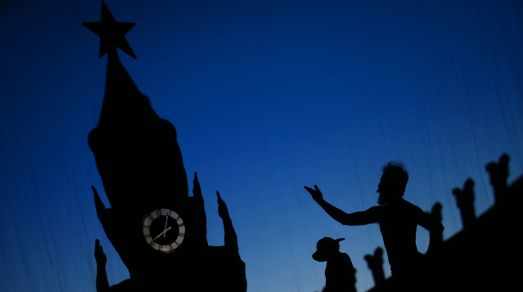 Офицеры Федеральной службы охраны задержали "жену" Путина