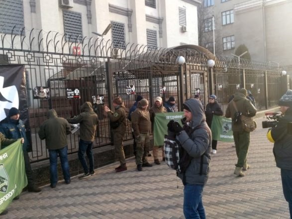 "Пообещали отомстить". Под посольством России в Киеве нацозабоченные устроили очередной шабаш