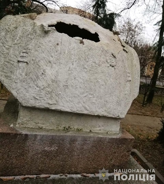В Ровно укроподонки украли голову у памятника советскому революционеру