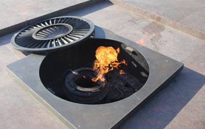 В Николаеве подростки плевали и грели ноги на Вечном огне