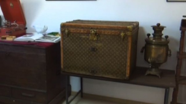 Украинские пенсионеры хранили корм для кур в старинном сундуке Louis Vuitton