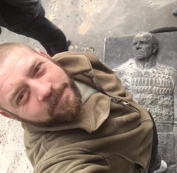 Еще совсем недавно сносивший барельеф Жукову в Одессе вандал жил на улице