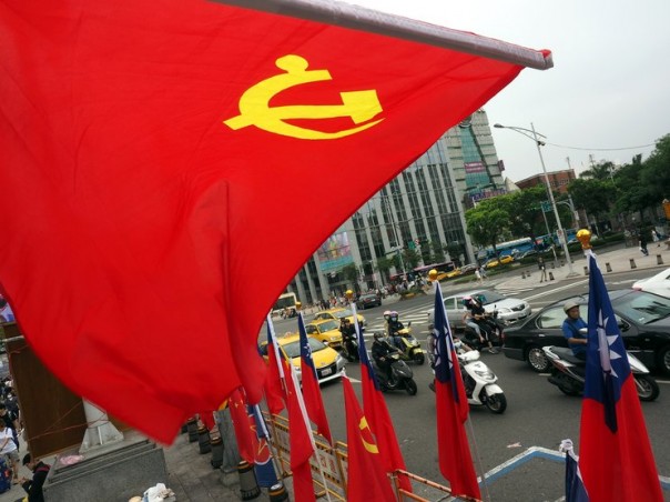 "Давайте объединяться". Китай обещает "полностью уважать" тайваньский образ жизни после воссоединения