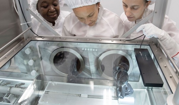 В США вскрыли капсулу с лунным грунтом, хранившуюся 47 лет