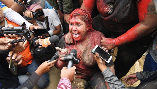 В Боливии протестующие отрезали мэру волосы и облили краской