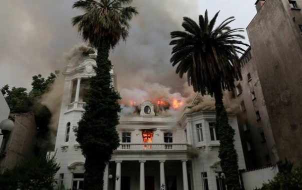 В Чили протестующие подожгли университет