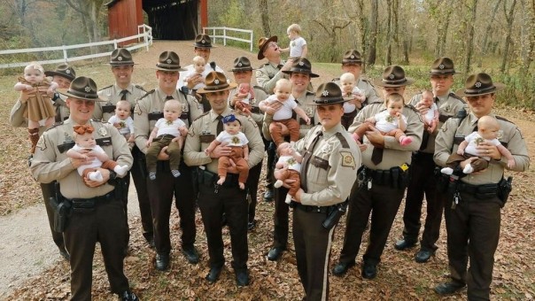 Сразу 17 полицейских из одного департамента стали папами, узнав планы начальства