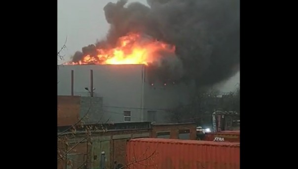 Очевидец снял на видео мебельный цех, загоревшийся в Реутове