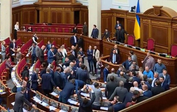 "Слуги народа" заблокировали трибуну в Раде, а под окнами свинью в гробу носили