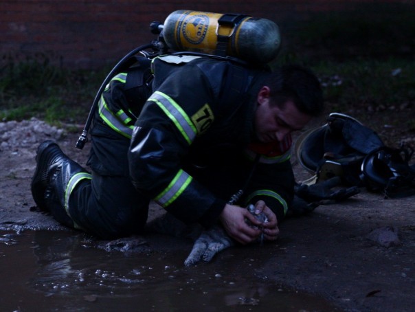 Некоторым героям не нужны плащ и маска......