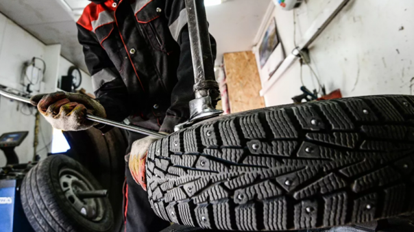 В Госдуме предложили поднять цены на шипованные шины