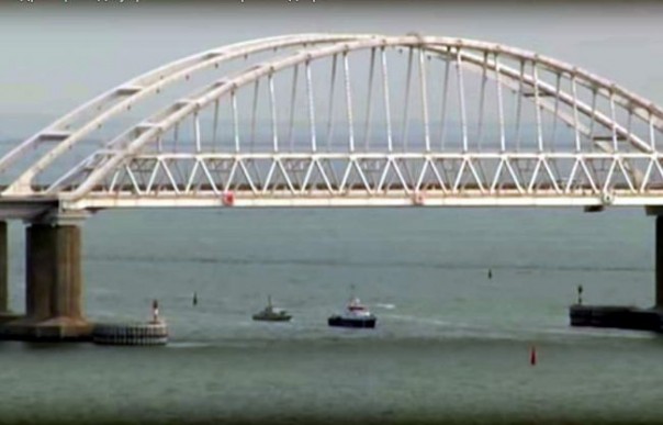 Украинские корабли прошли под Керченским мостом без военного конвоя к «точке передачи», но будут переданы не сегодня