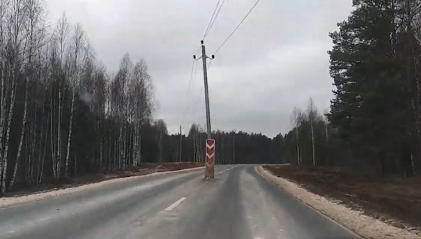 "Ахренеть просто". Водитель запечатлел "инсталляцию" со столбами от дорожников во Владимирской области