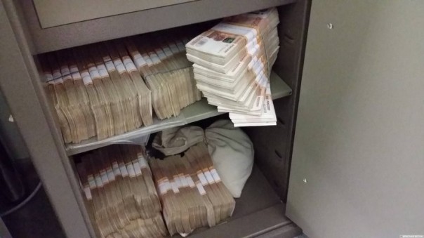 Все, что нажито непосильным трудом, - все погибло! Магнитофон импортный, пиджак замшевый... У чиновников изъяли имущество на 12 млрд рублей