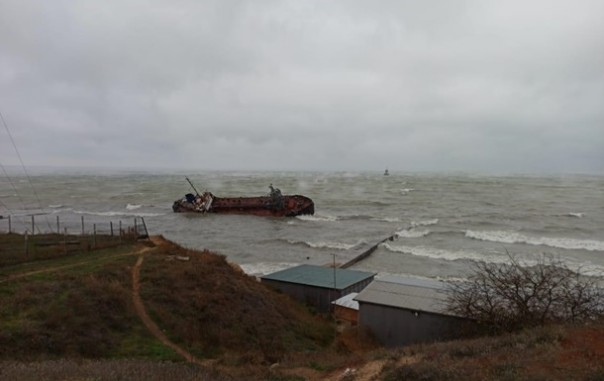 Танкер в Одессе ударился о волнорез и перевернулся