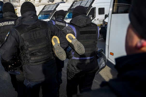 В Киеве забросали яйцами транс-марш в память о погибших педиках