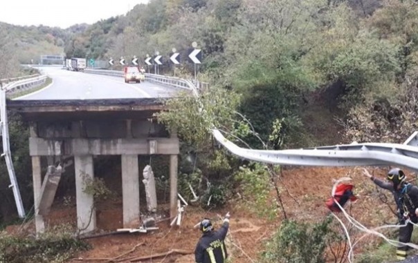 Из-за наводнения в Италии провалился участок эстакады