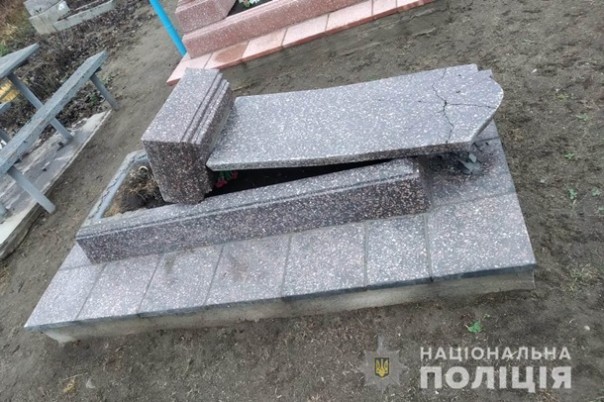 В Винницкой области школьник разгромил надгробные памятники на двух кладбищах